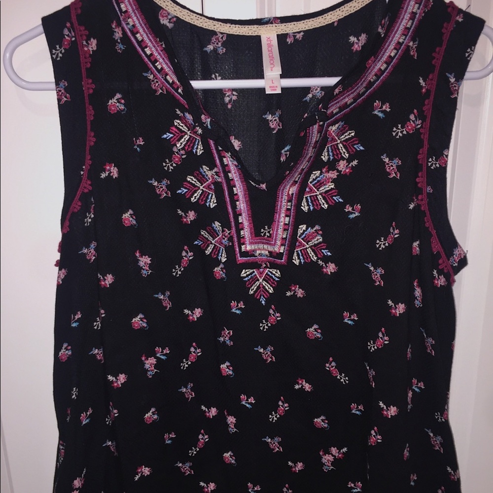 Patterned sleeveless top😌